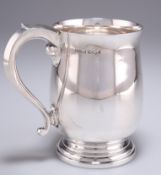 AN ELIZABETH II SILVER PINT TANKARD