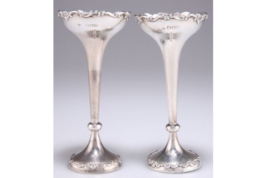 A PAIR OF EDWARDIAN SILVER FLOWER VASES - Bild 1 aus 9