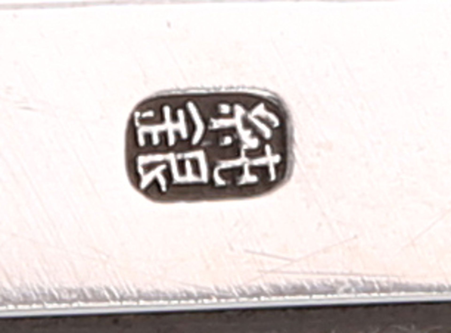 A FINE JAPANESE SILVER CIGAR BOX, EARLY 20TH CENTURY - Bild 3 aus 3