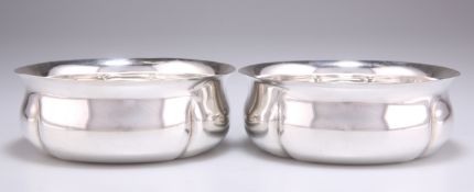 A PAIR OF GEORGE V SILVER BOWLS