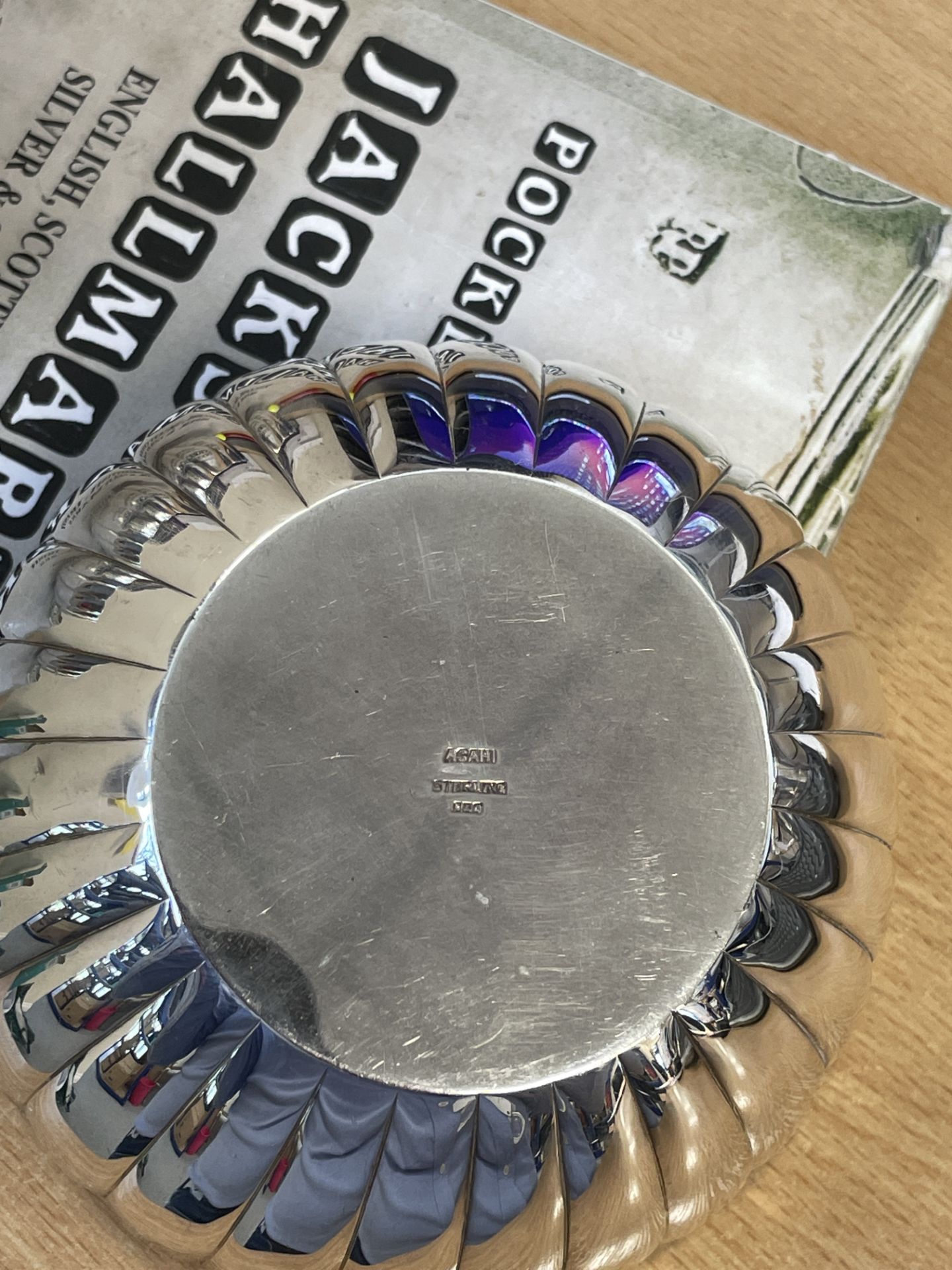 A SET OF SIX JAPANESE STERLING SILVER BOWLS AND SAUCERS - Bild 5 aus 7