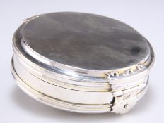 A GEORGE V SILVER SNUFF BOX