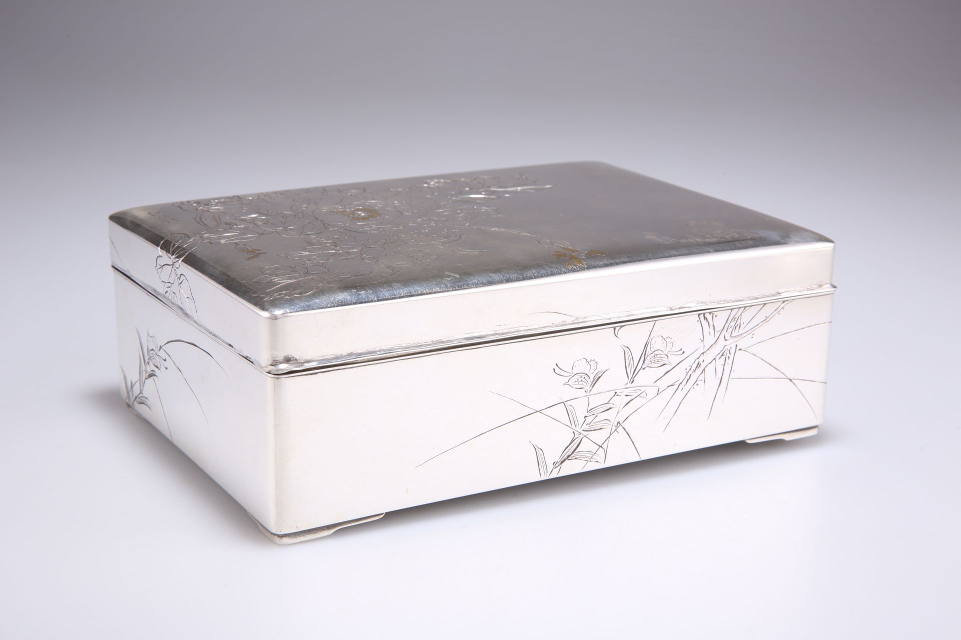 A FINE JAPANESE SILVER CIGAR BOX, EARLY 20TH CENTURY - Bild 2 aus 3