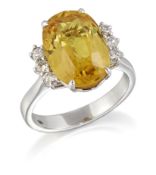 AN 18 CARAT WHITE GOLD YELLOW SAPPHIRE AND DIAMOND RING