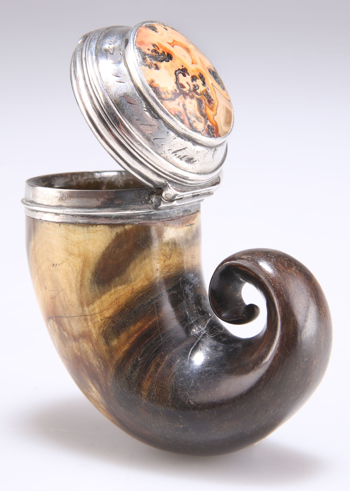 AN EARLY 19TH CENTURY SCOTTISH SILVER-MOUNTED CURLY HORN SNUFF MULL