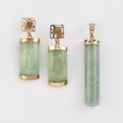 A 9 CARAT GOLD JADE PENDANT AND EARRING SET