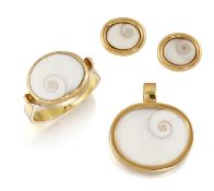 AN OPERCULUM SHELL JEWELLERY SET