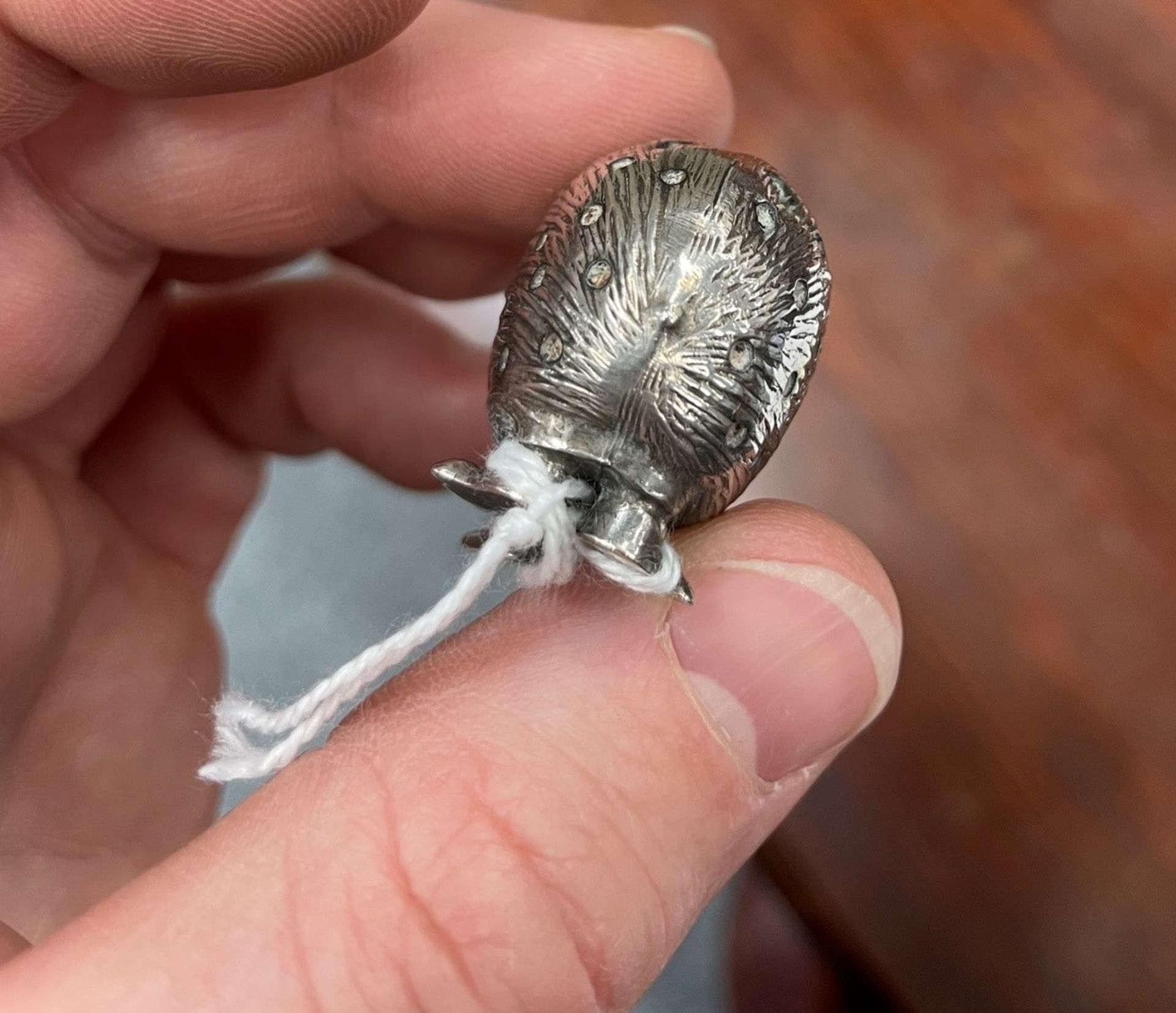 AN EDWARDIAN SILVER NOVELTY PIN CUSHION - Bild 5 aus 6