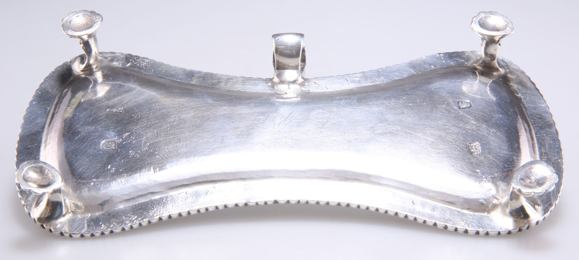 A GEORGE III SILVER SNUFFERS TRAY - Bild 2 aus 2