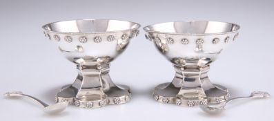 A PAIR OF EDWARD VII SILVER SALTS