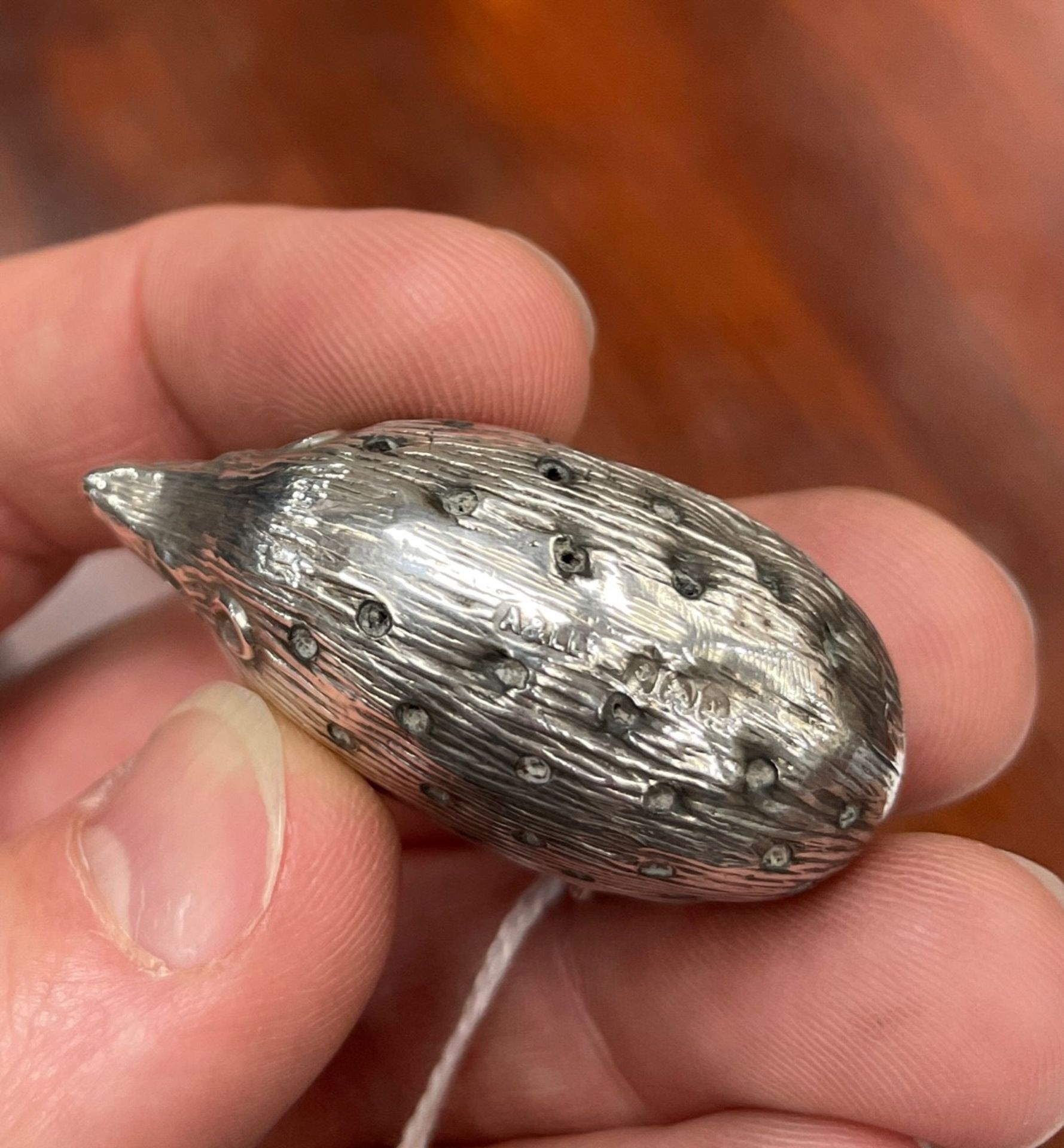 AN EDWARDIAN SILVER NOVELTY PIN CUSHION - Bild 2 aus 6