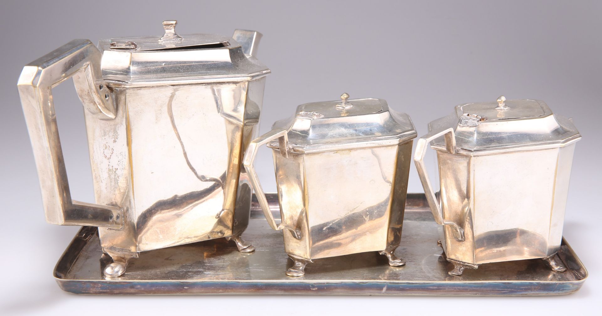 AN ART DECO SILVER-PLATED TEA SERVICE - Bild 2 aus 2