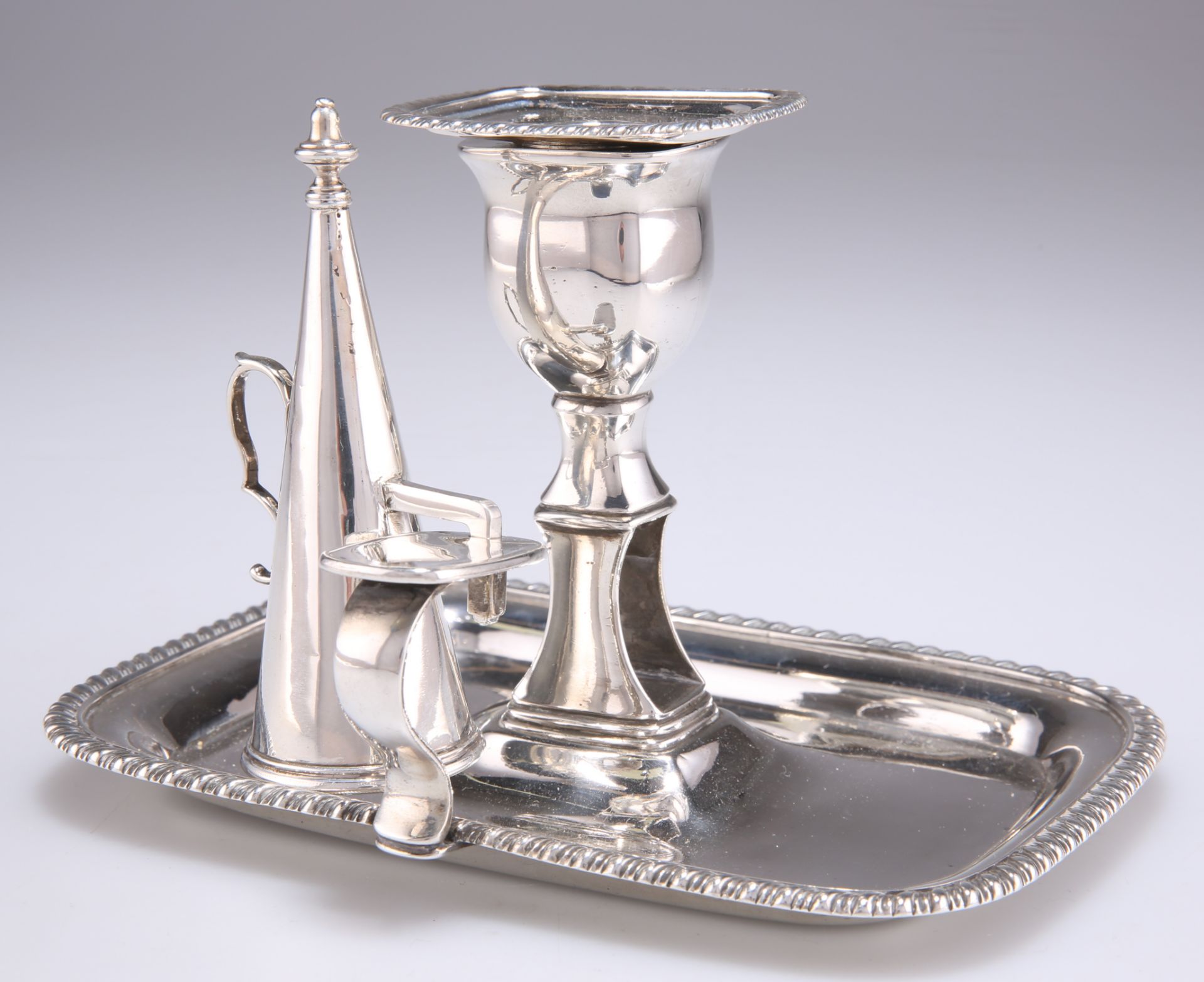 A GEORGE III SILVER CHAMBERSTICK - Bild 2 aus 3