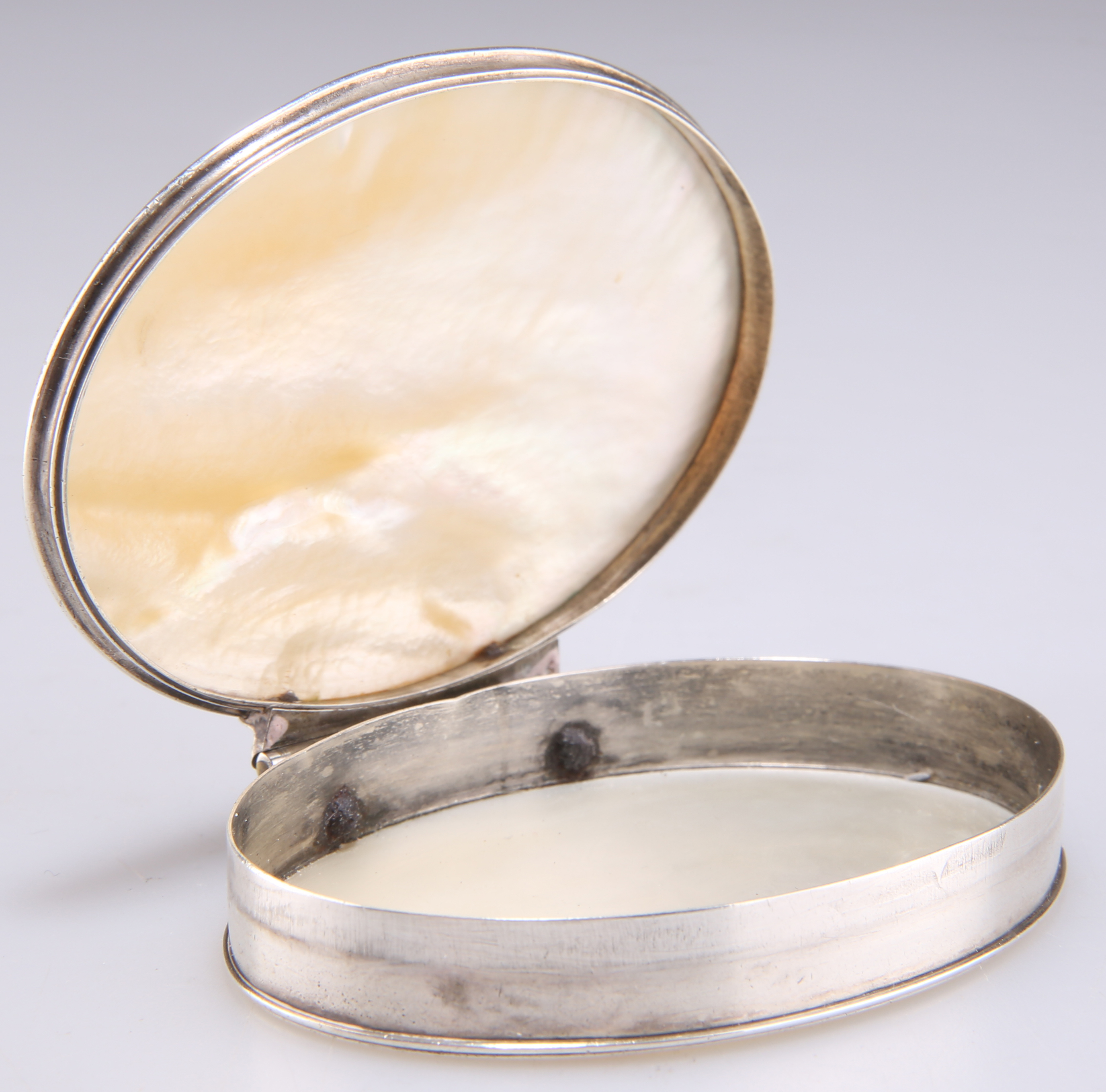 AN EARLY 18TH CENTURY SILVER AND MOTHER-OF-PEARL SNUFF BOX - Image 3 of 3