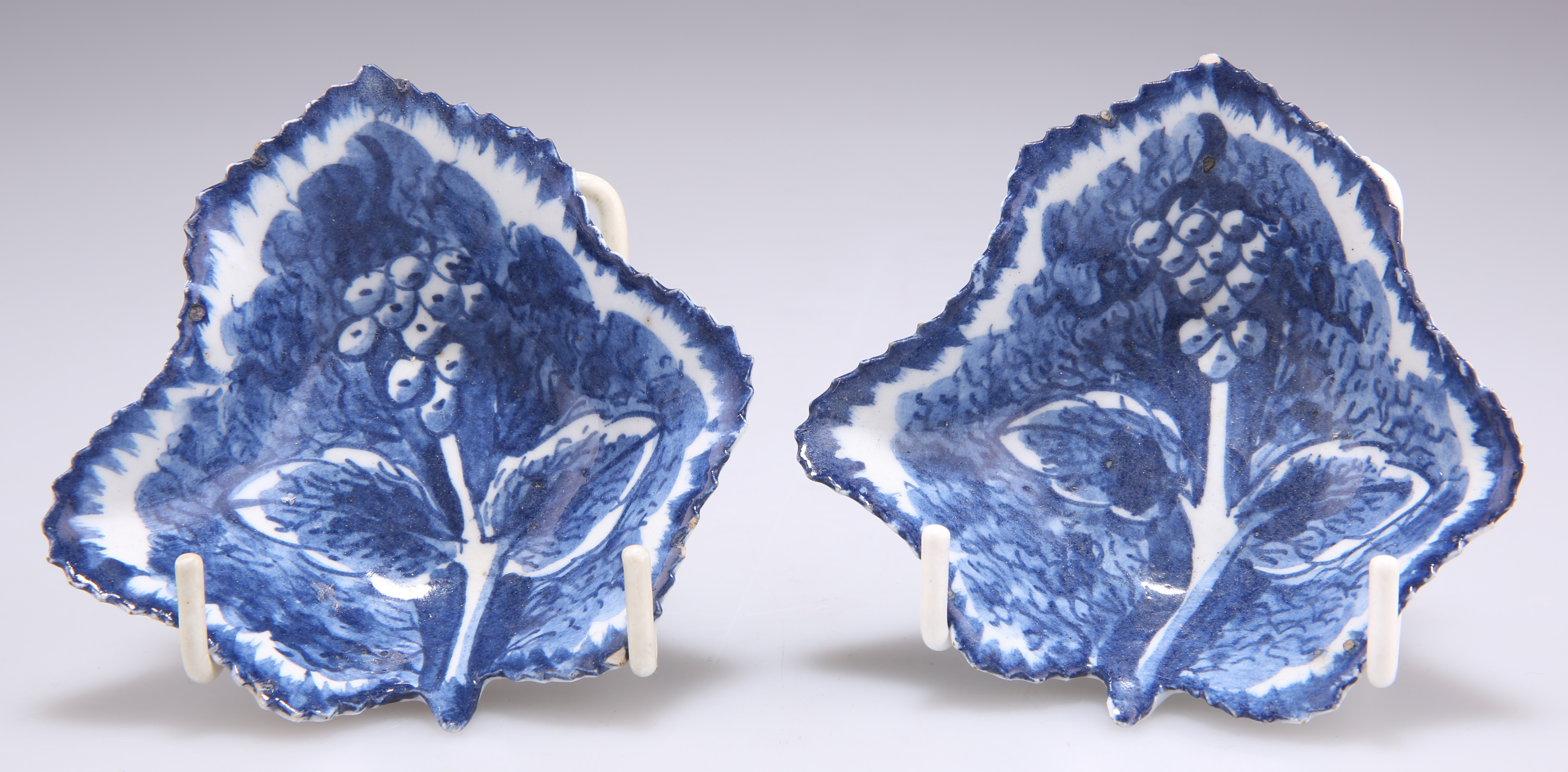 A PAIR OF BOW PICKLE DISHES, CIRCA 1760