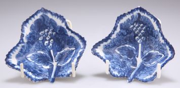 A PAIR OF BOW PICKLE DISHES, CIRCA 1760