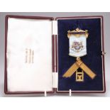 A 9 CARAT GOLD MASONIC PAST MASTERS JEWEL