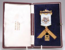 A 9 CARAT GOLD MASONIC PAST MASTERS JEWEL