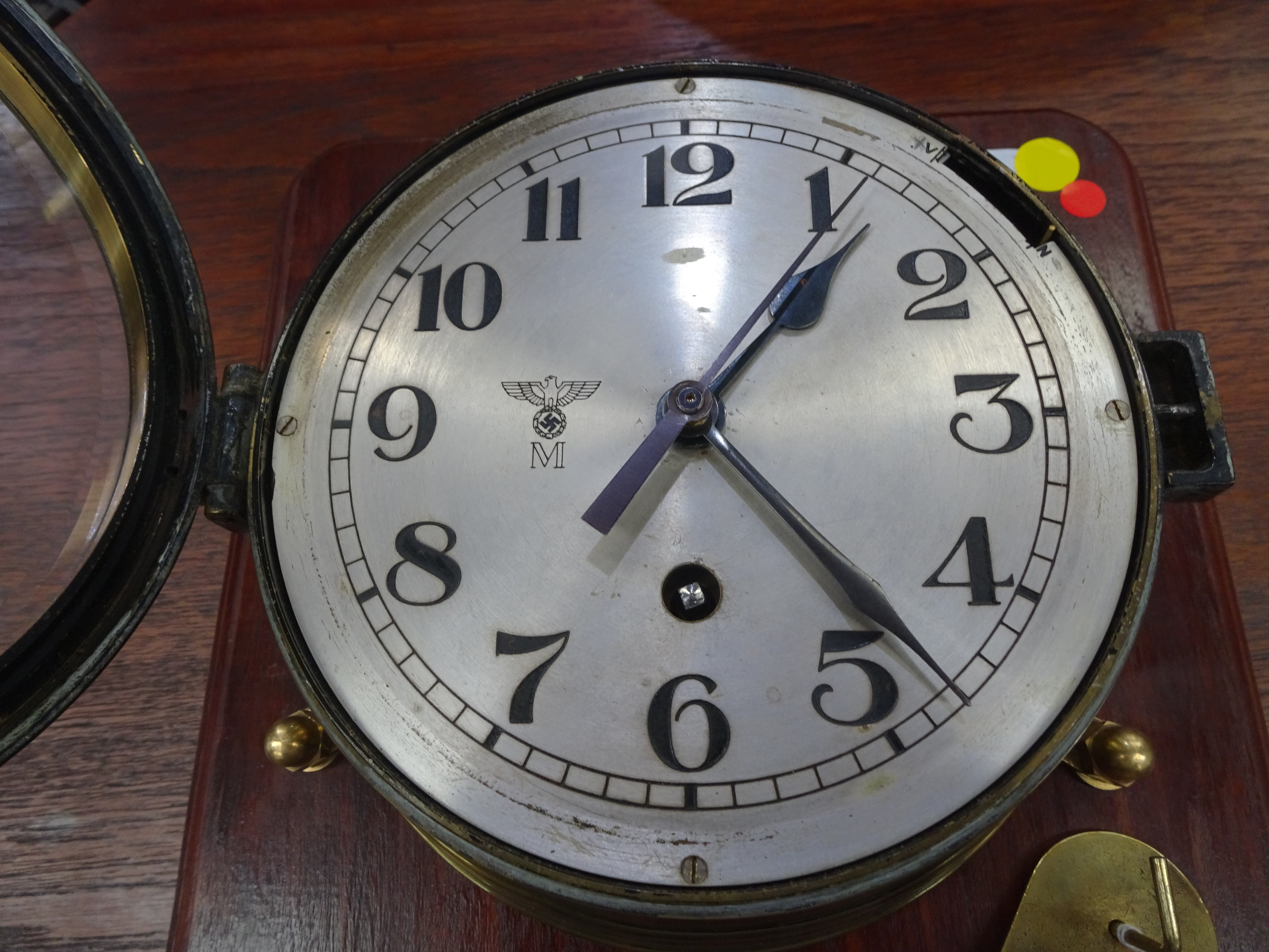 A THIRD REICH KRIEGSMARINE BRASS BULKHEAD CLOCK - Image 2 of 4