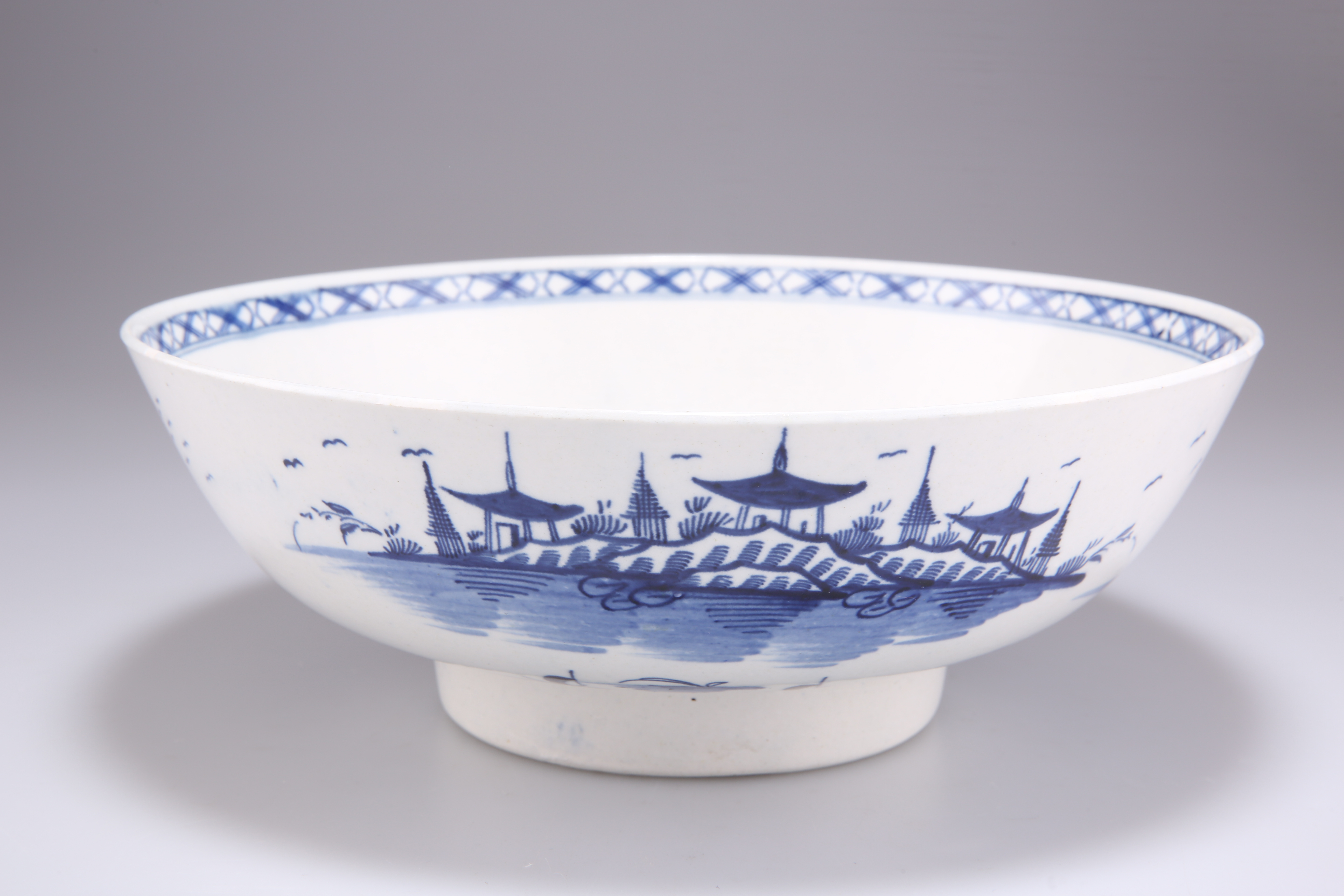 A LARGE WORCESTER BOWL, CIRCA 177 - Image 3 of 5