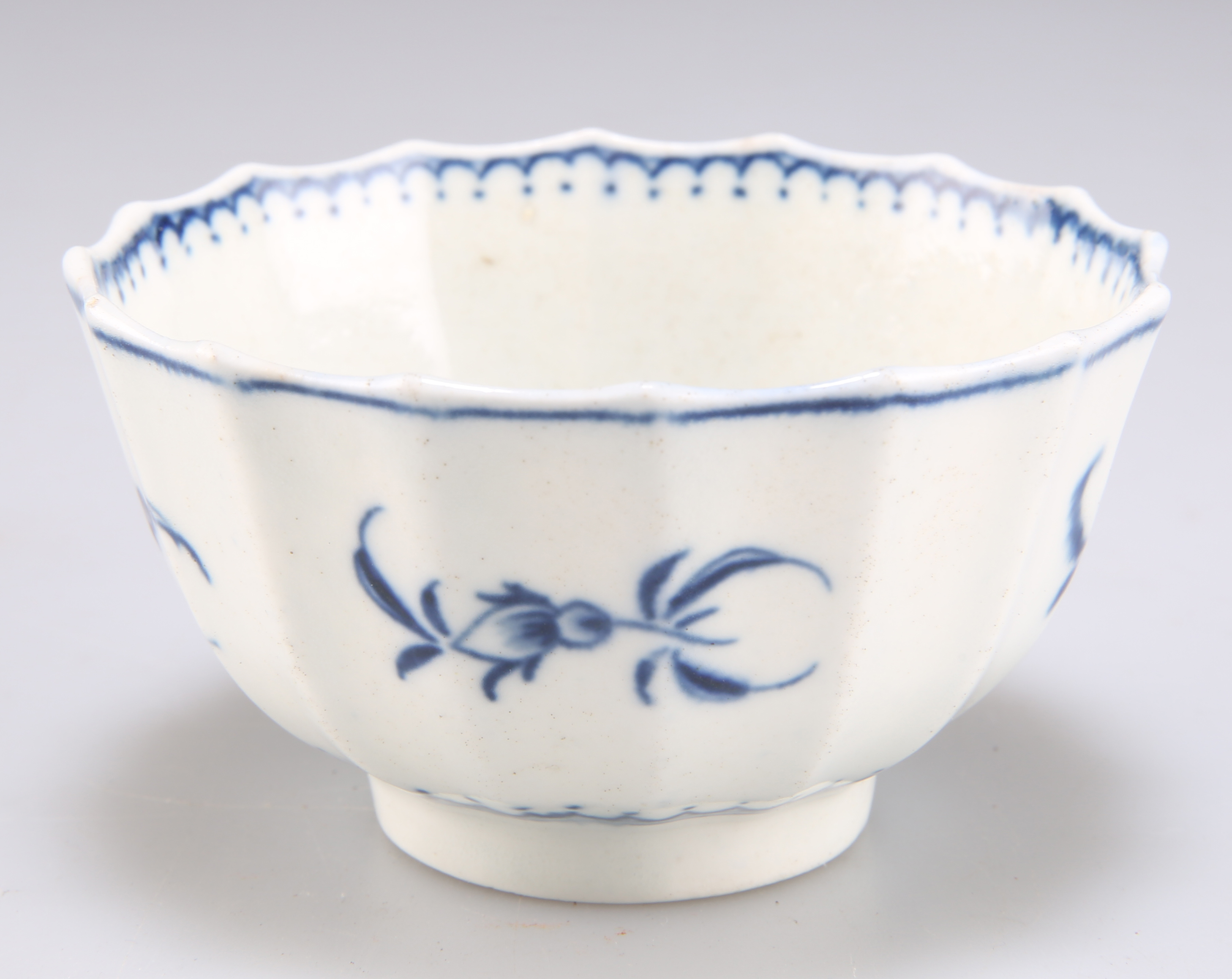 A WORCESTER TEA BOWL, CIRCA 1775