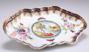 A WORCESTER DALHOUSIE STYLE PORCELAIN SPOON TRAY, CIRCA 1780