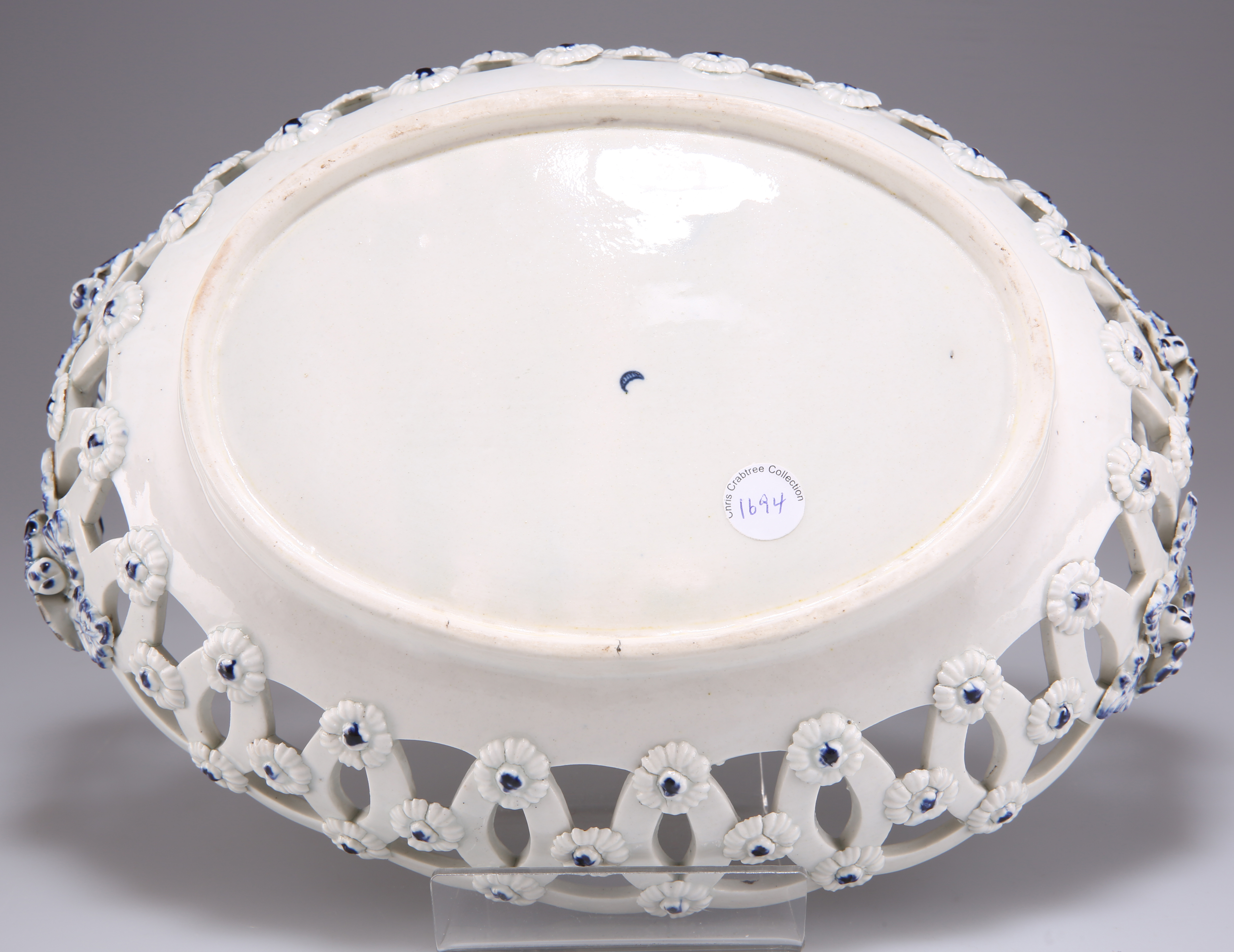 A WORCESTER TWO-HANDLED OVAL BASKET, CIRCA 1775 - Image 4 of 4