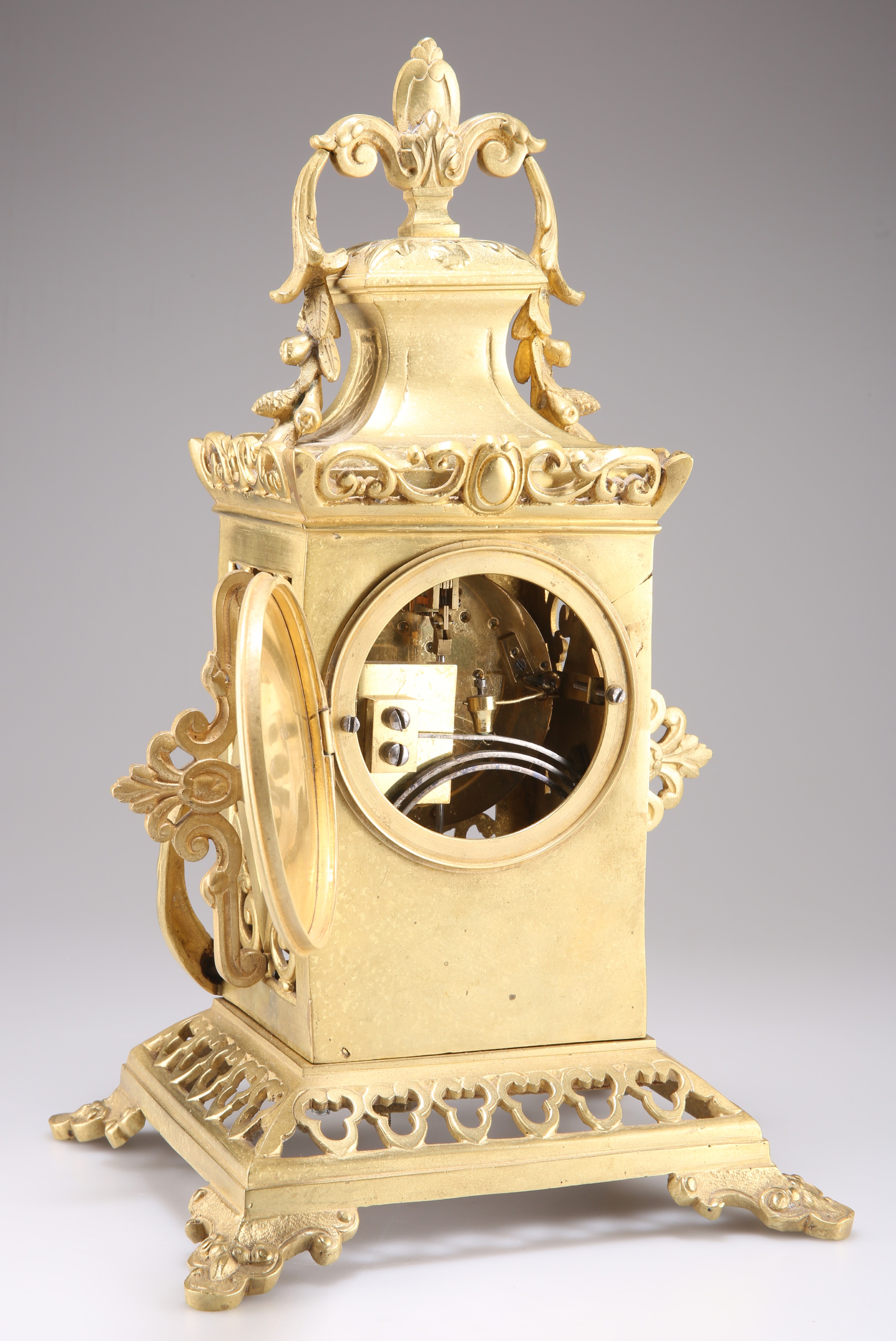 A FRENCH GILT-BRASS MANTEL CLOCK - Image 2 of 2