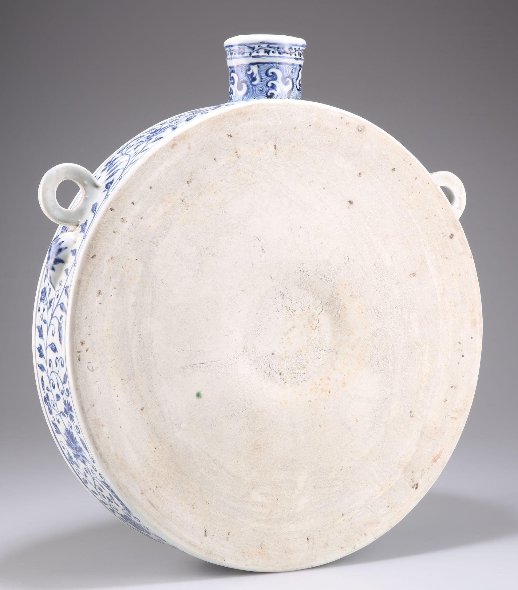 A MING STYLE BLUE AND WHITE FLASK, BIANHU - Bild 3 aus 3
