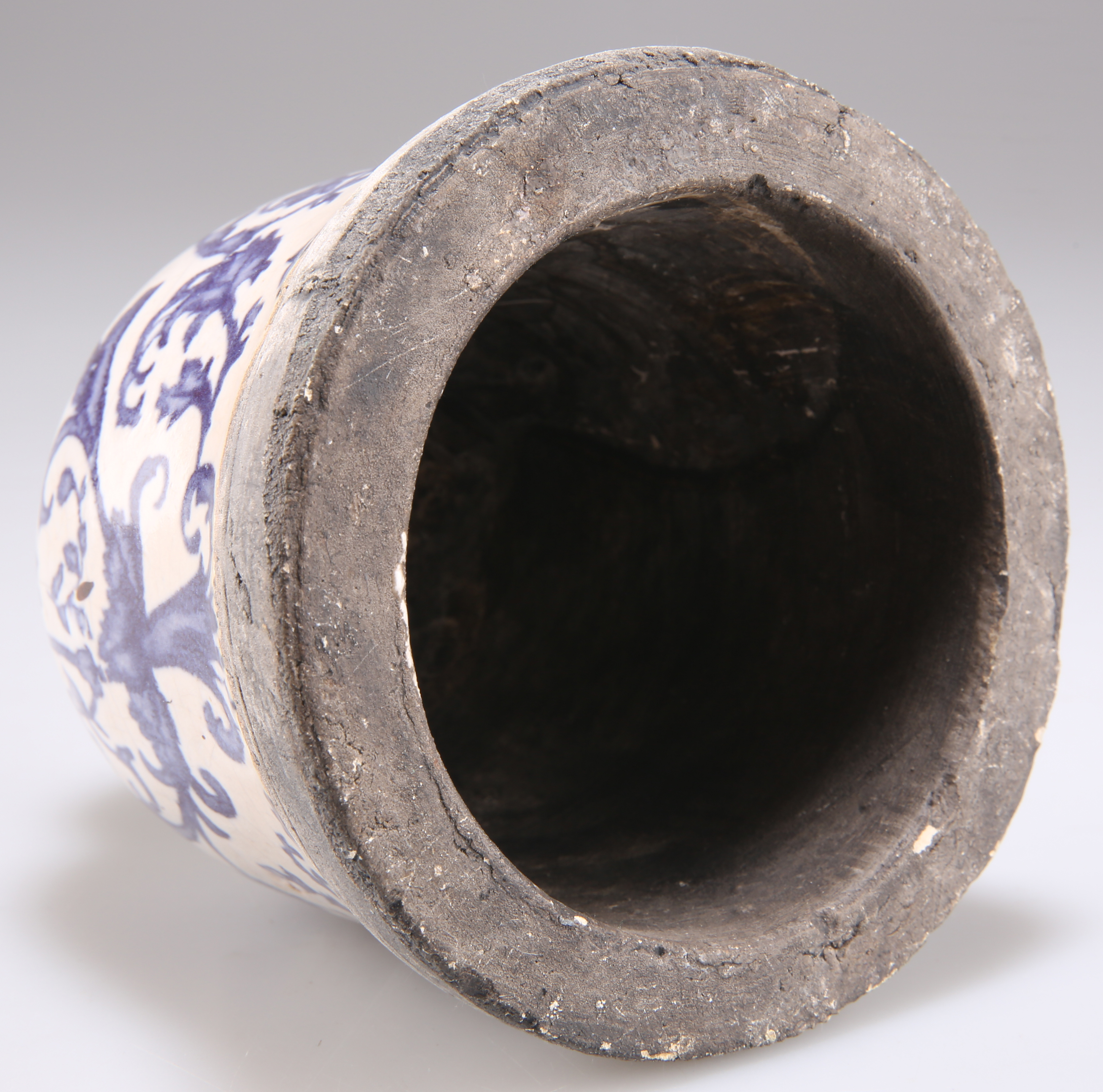 A BLUE AND WHITE POTTERY BELL - Image 2 of 3