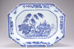 AN 18TH CENTURY CHINESE EXPORT BLUE AND WHITE MEAT DISH