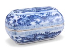 A CHINESE BLUE AND WHITE PORCELAIN SMALL CYLINDRICAL BOX AND COVER