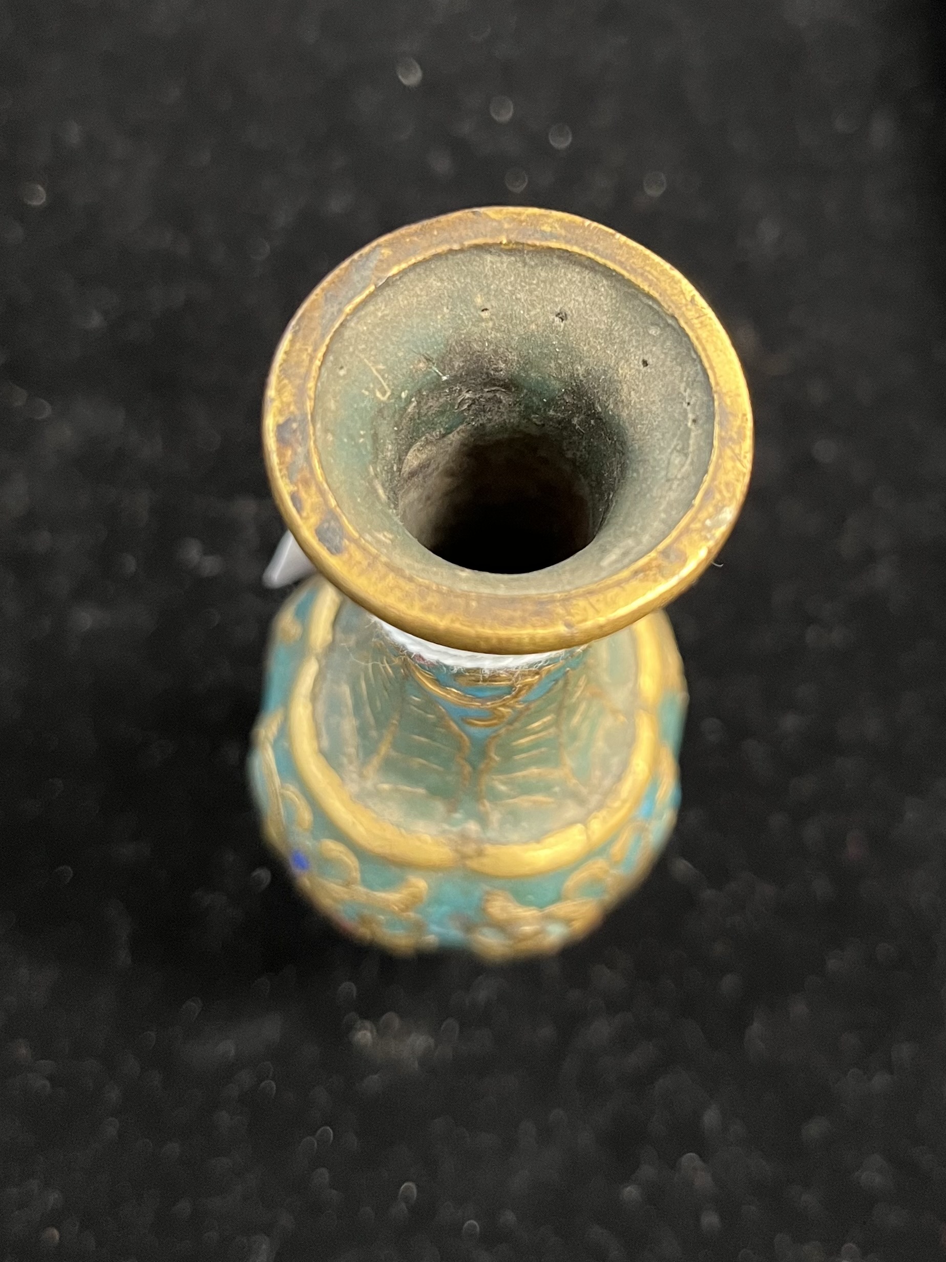 A CHINESE SMALL ENAMEL VASE - Image 8 of 8