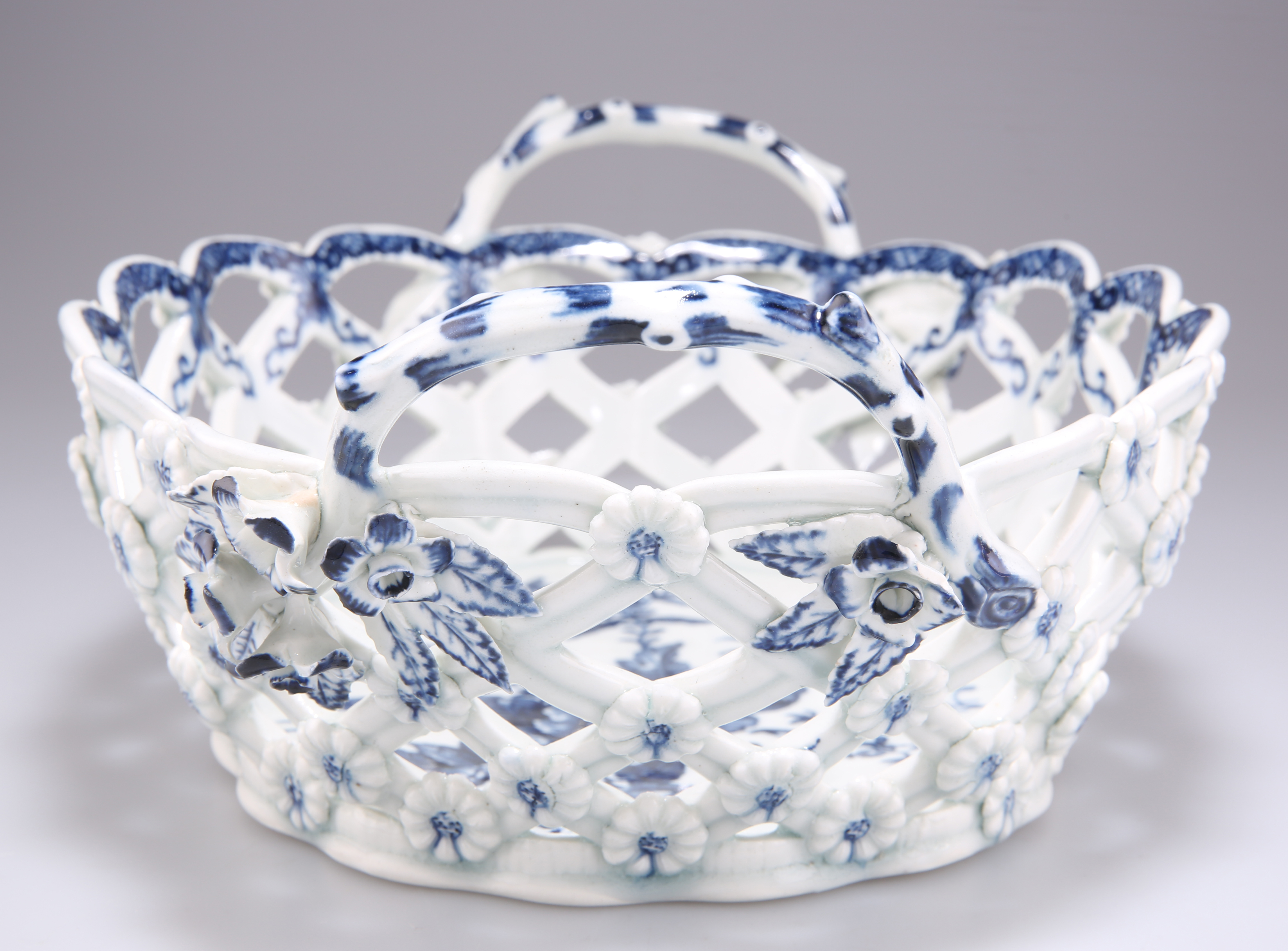 A LARGE WORCESTER TWO-HANDLED OVAL BASKET, CIRCA 1775 - Image 4 of 4