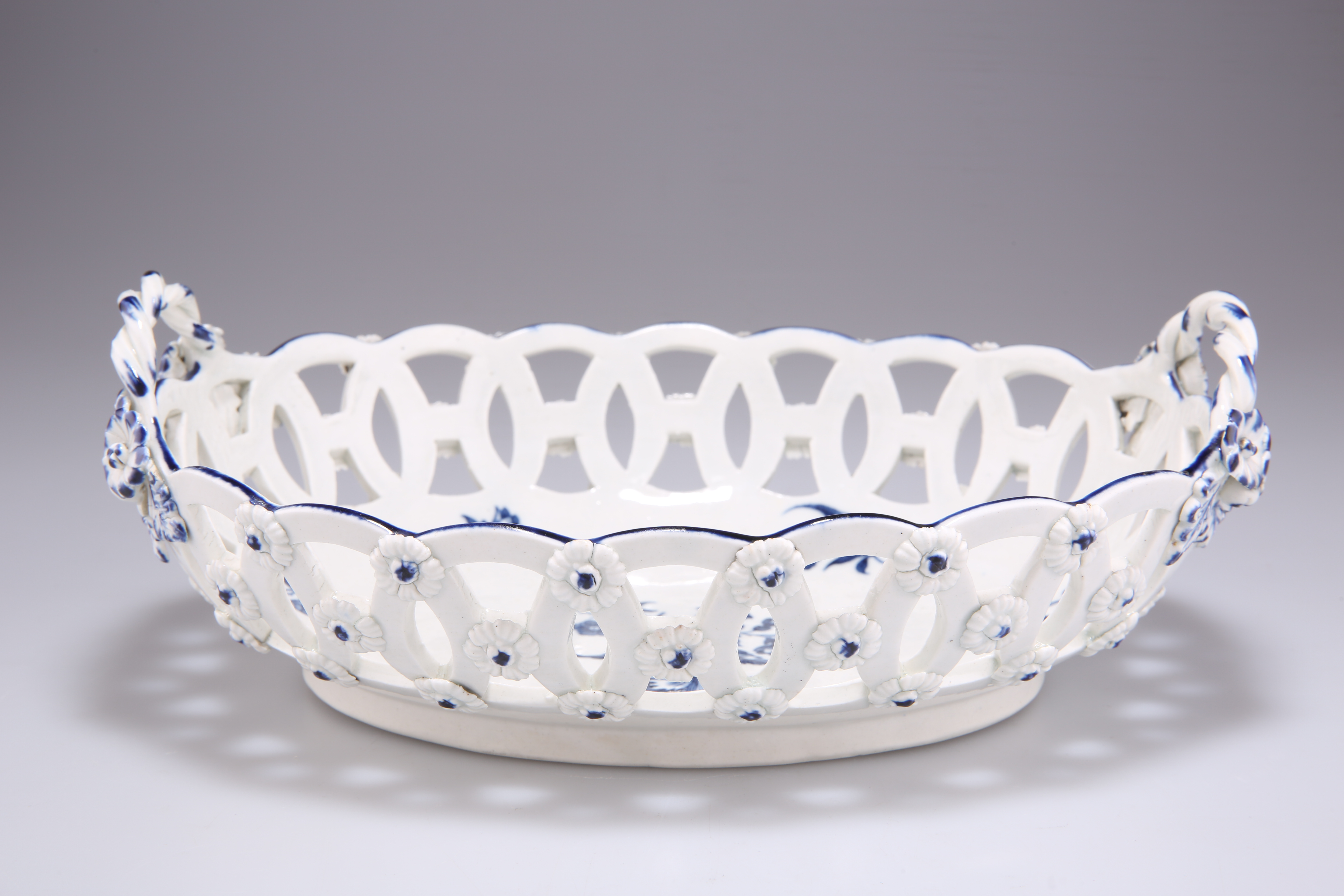 A WORCESTER TWO-HANDLED OVAL BASKET, CIRCA 1775 - Image 2 of 4