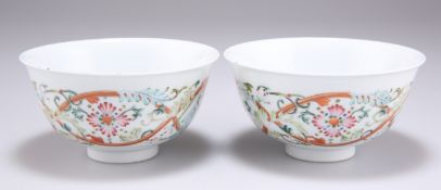 A PAIR OF CHINESE FAMILLE ROSE BOWLS