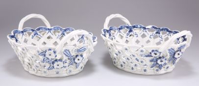 A PAIR OF WORCESTER TWO-HANDLES OVAL BASKETS, CIRCA 1775