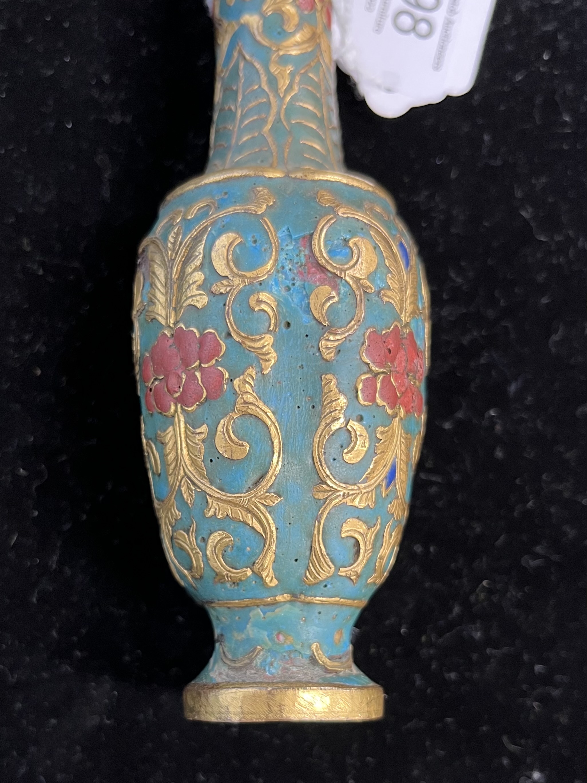 A CHINESE SMALL ENAMEL VASE - Image 6 of 8