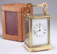 AN EARLY 20TH CENTURY BRASS STRIKING CARRIAGE CLOCK