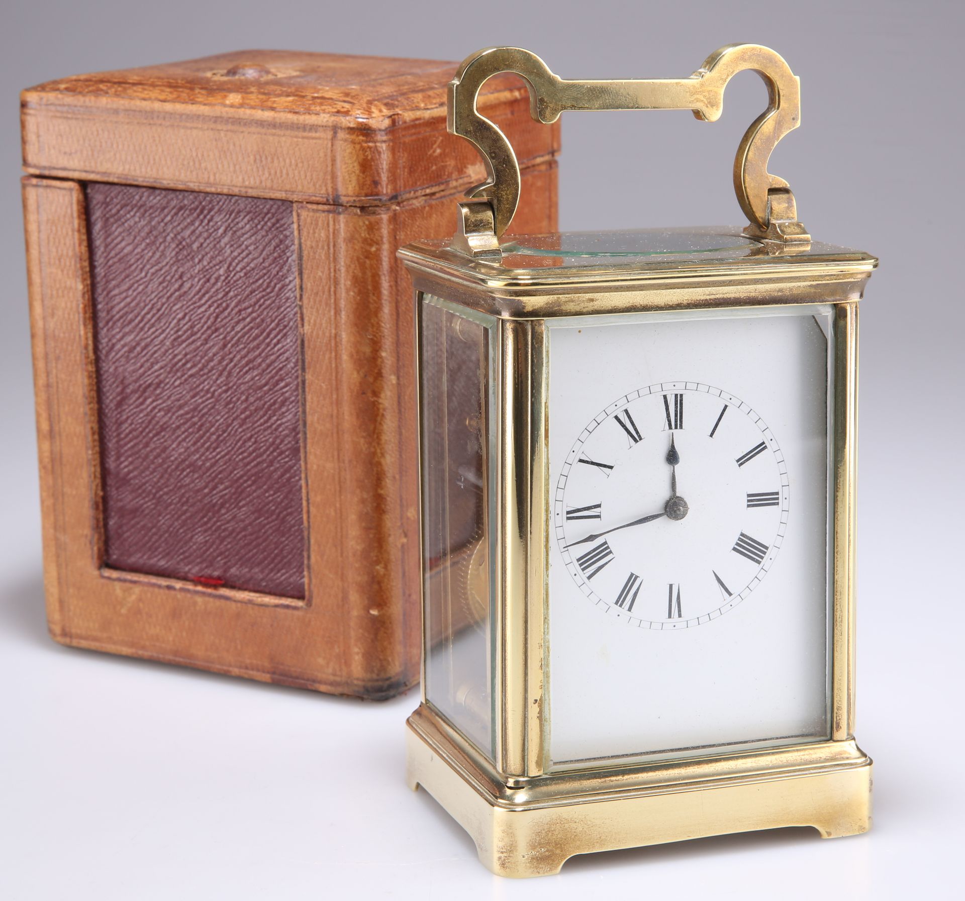 AN EARLY 20TH CENTURY BRASS STRIKING CARRIAGE CLOCK
