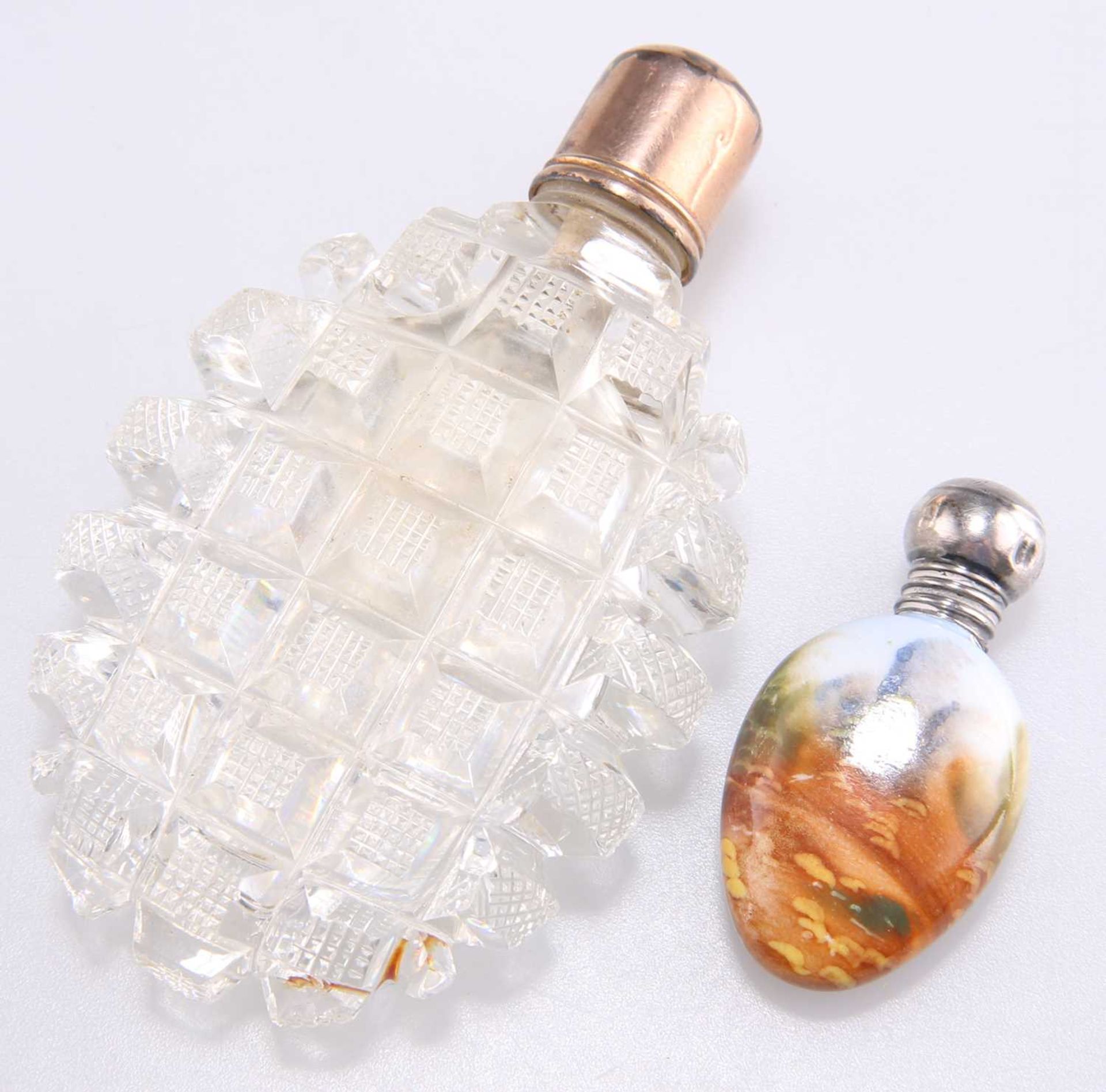 A VICTORIAN CUT-GLASS SCENT FLASK AND A SILVER-TOPPED PORCELAIN SCENT FLASK - Bild 2 aus 2