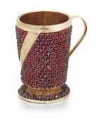 AN AUSTRO-HUNGARIAN GARNET-SET 14 CARAT GOLD MUG