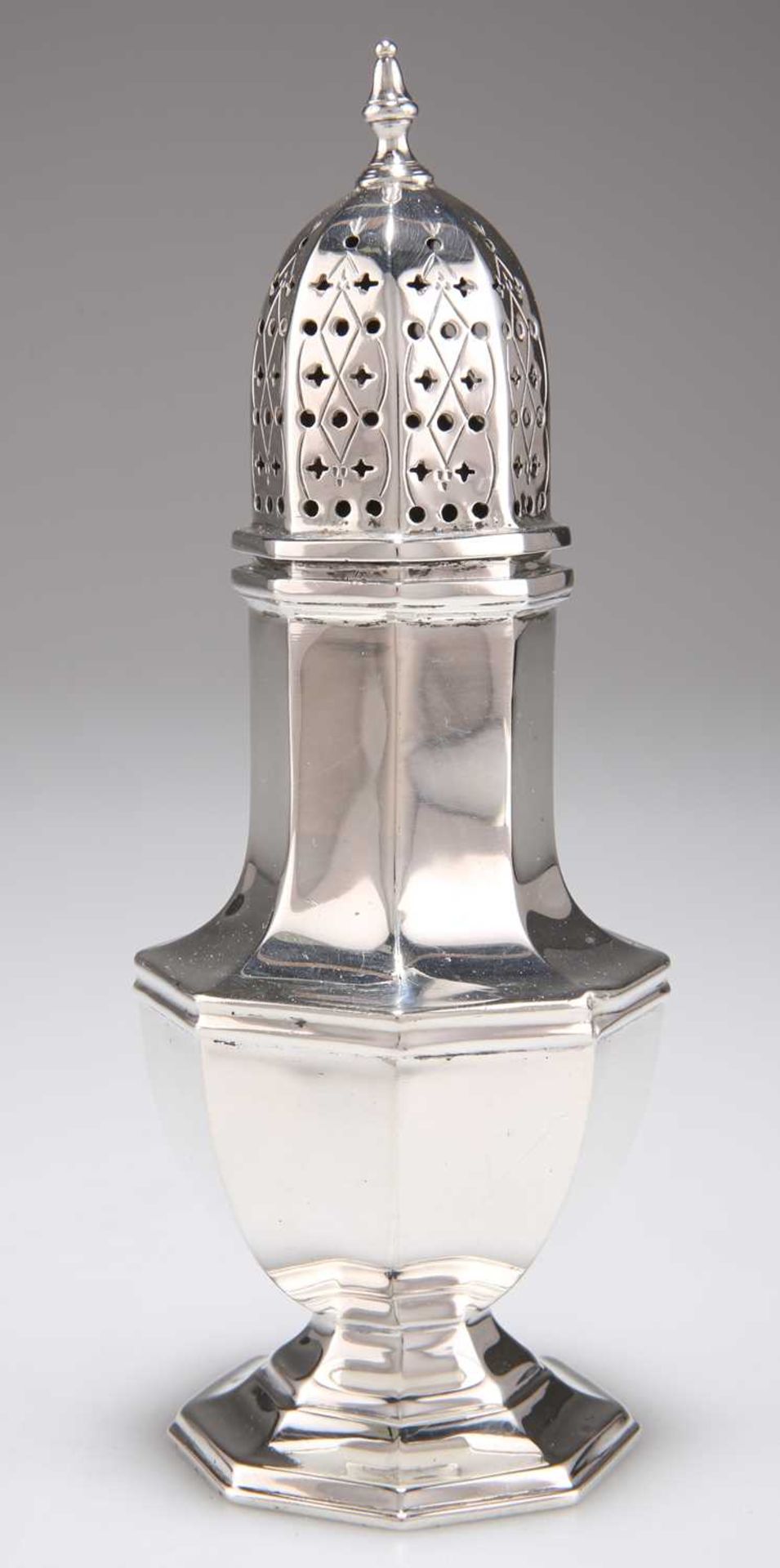 AN EDWARD VIII SILVER SUGAR CASTER - Bild 2 aus 2