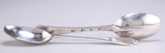 A PAIR OF WILLIAM III SILVER DOG NOSE SPOONS