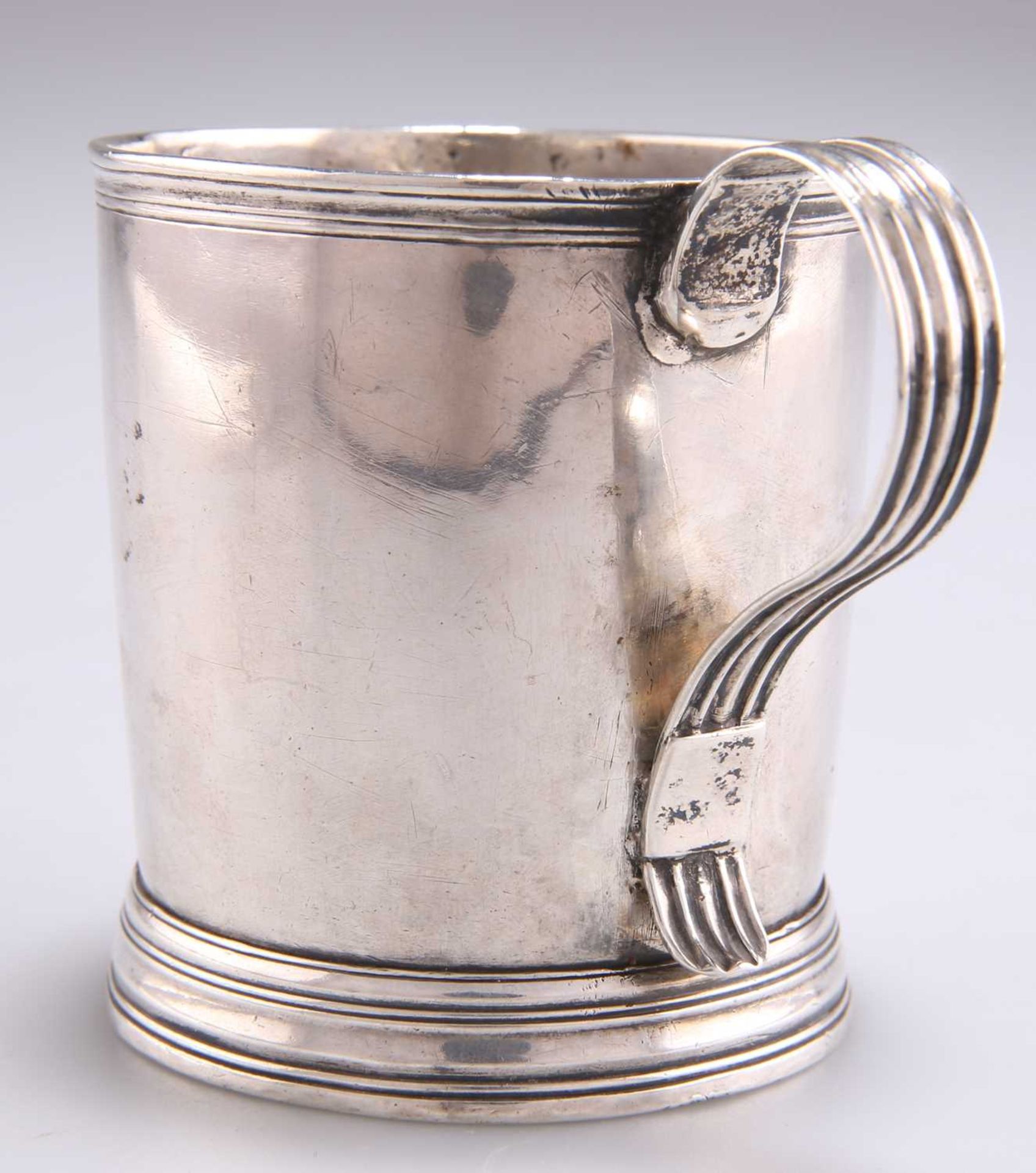 A GEORGE III SILVER MUG - Bild 2 aus 3