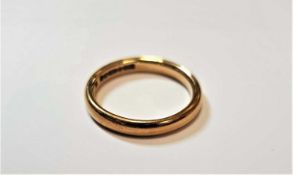 A 9 CARAT GOLD BAND RING