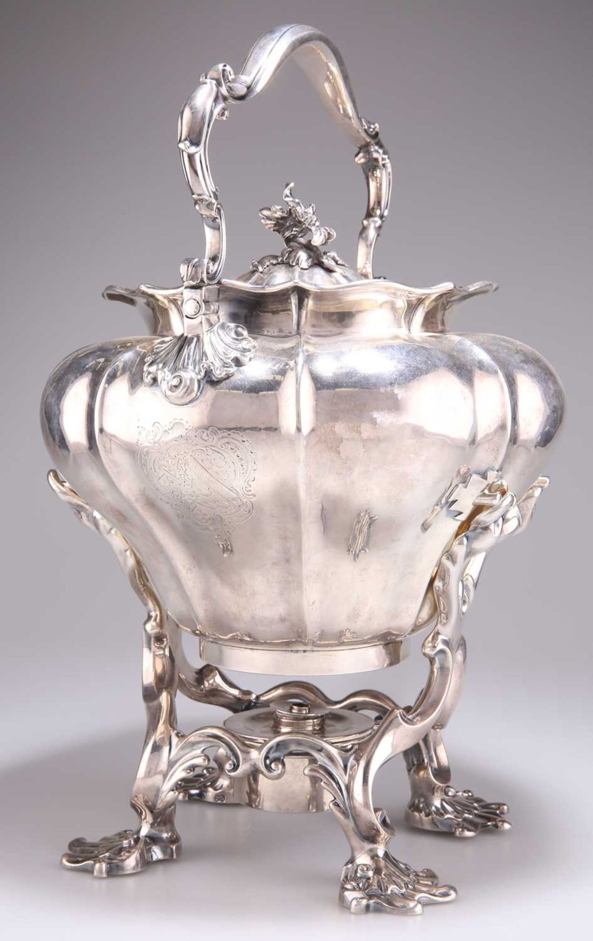 A SUBSTANTIAL ROCOCO REVIVAL SILVER TEA KETTLE ON STAND - Bild 3 aus 4
