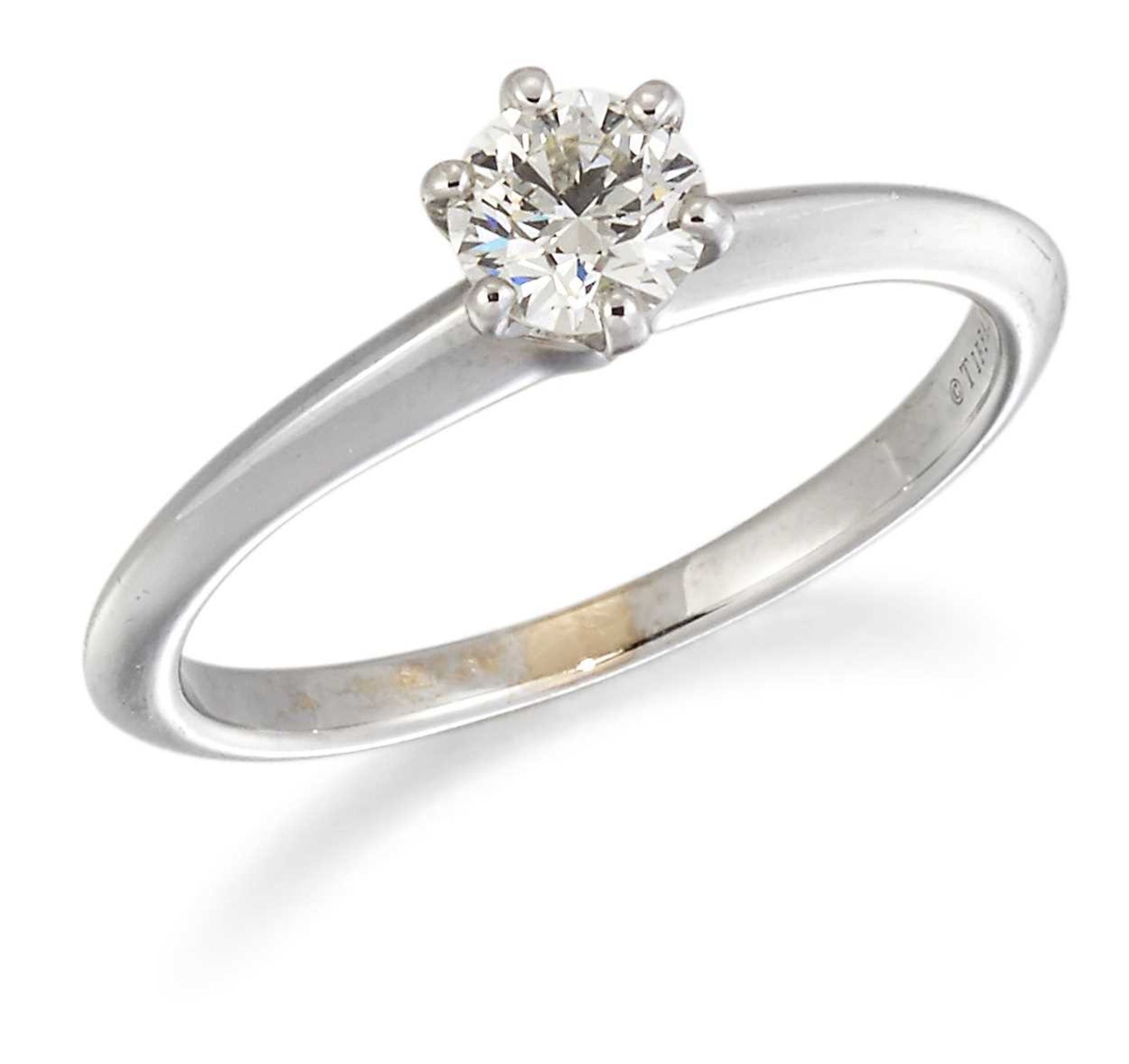 TIFFANY & CO - AN 18 CARAT WHITE GOLD SOLITAIRE DIAMOND RING