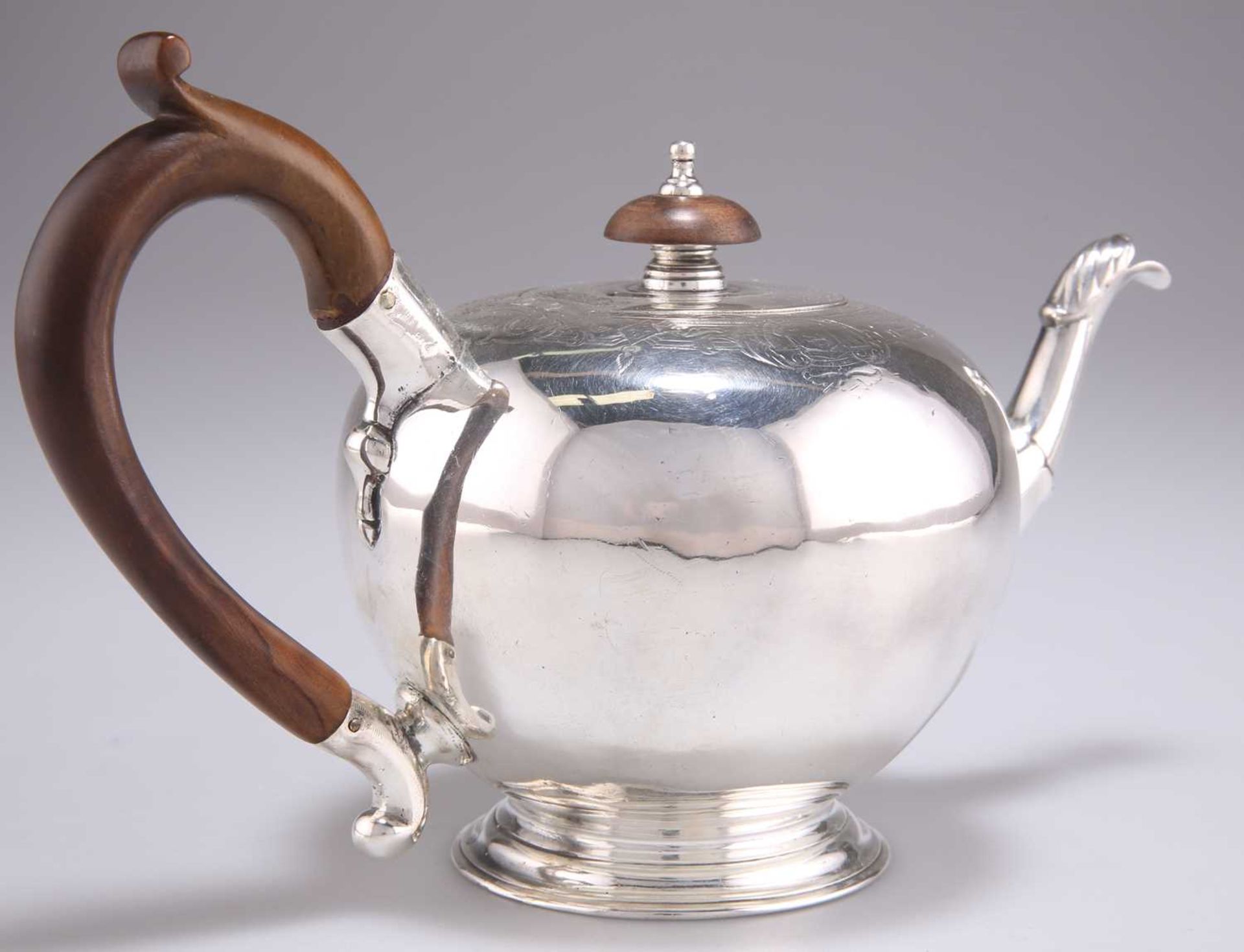 A GEORGE II SILVER TEAPOT - Bild 3 aus 3