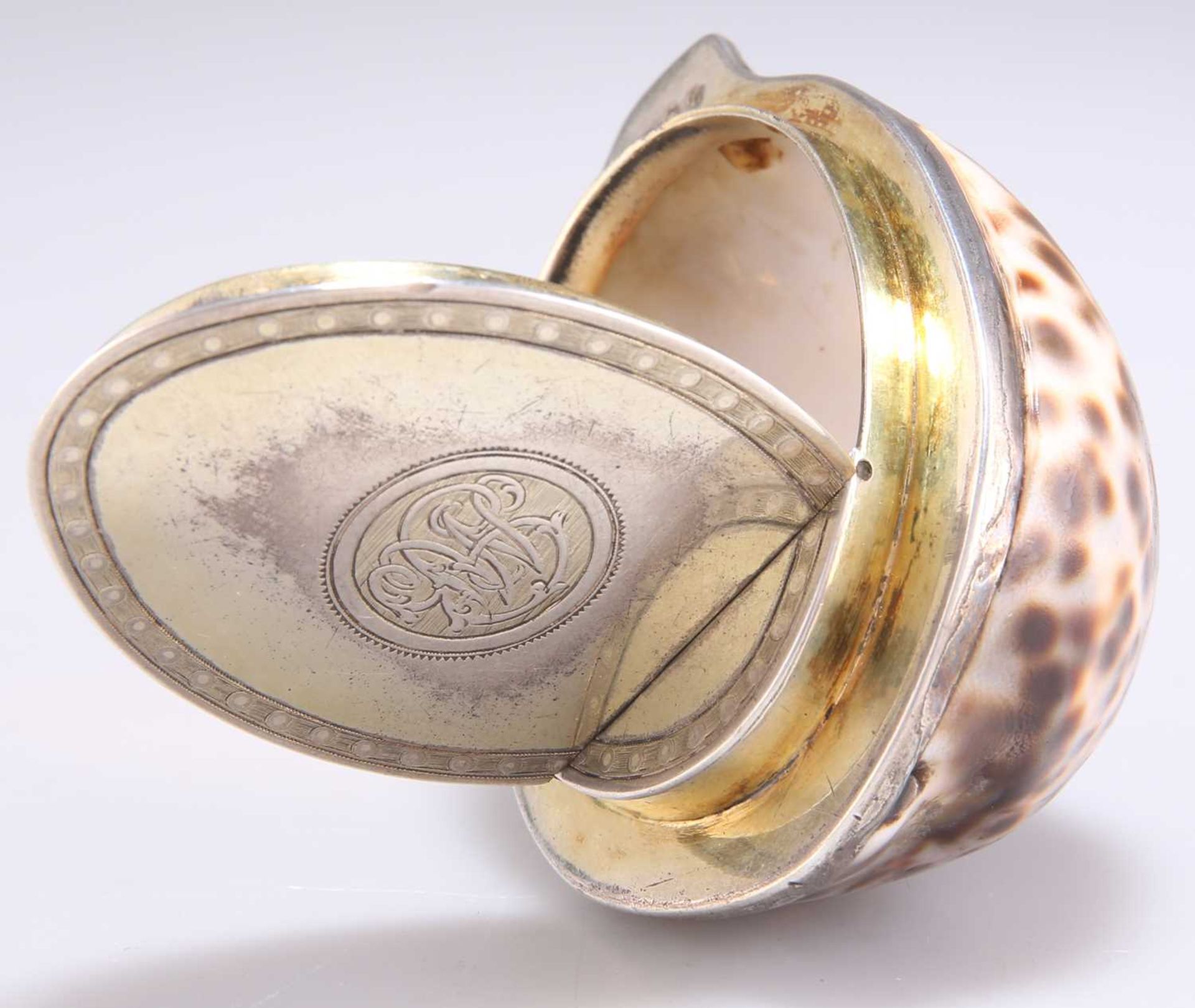 A GEORGE III SILVER-GILT MOUNTED COWRIE SHELL SNUFF BOX - Image 3 of 4